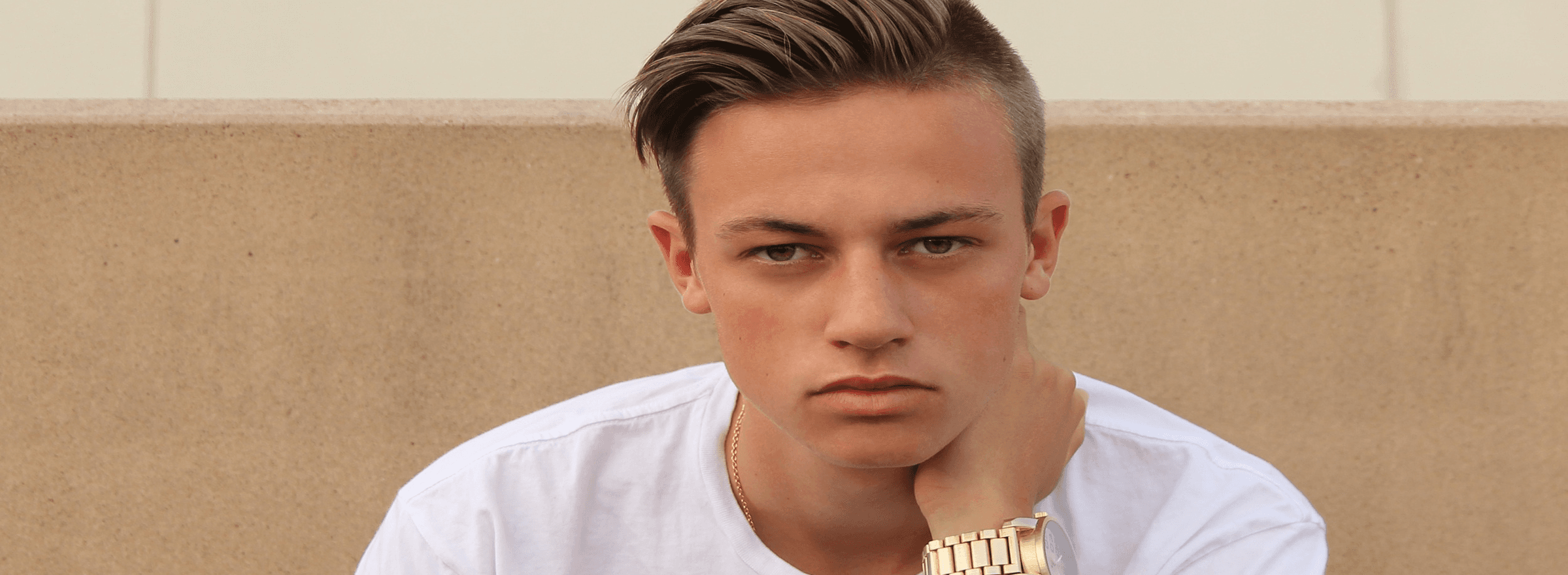 Gold, White Clothes, Blindness